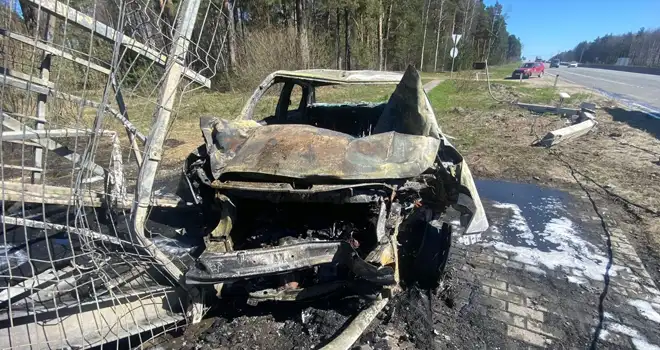 Вместе с переходом: автомобиль сгорел на трассе под Дзержинском