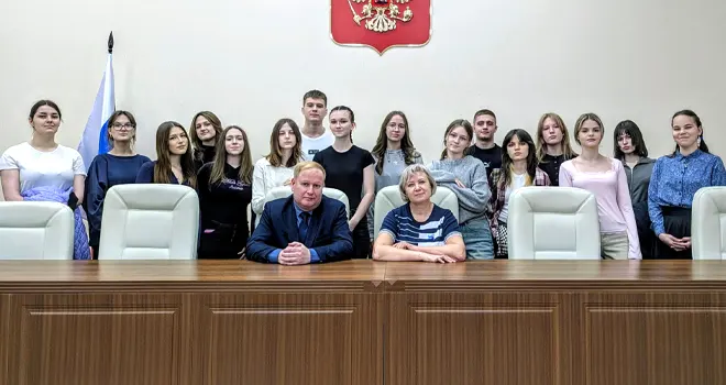 Правовое воспитание: экскурсию для старшеклассников организовали в Дзержинском городском суде