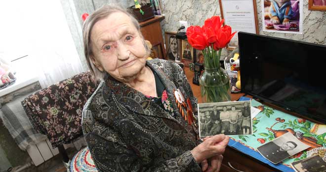Примите поздравления: труженицу тыла из Дзержинска Антонину Пичурину с Днем Победы поздравил Евгений Люлин