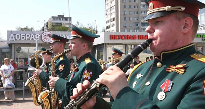 В лучших традициях: по главным улицам Дзержинска прошел военный оркестр войск национальной гвардии России