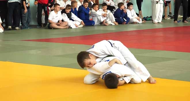 Спортивный обзор: в честь Дня Победы в Дзержинске прошли футбольные матчи, фестиваль борьбы и теннисный турнир