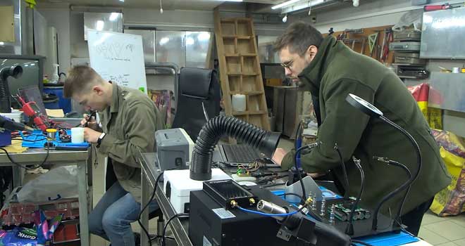 Ветеран СВО Денис Фомичёв собирает комплексы для борьбы с вражескими беспилотниками