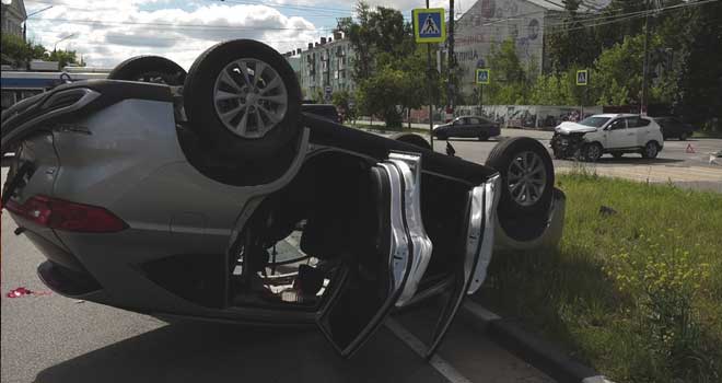 Удар с переворотом: серьезная авария случилась утром на перекрестке в Дзержинске