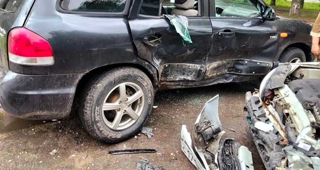 Аварийная встреча: два автомобиля не смогли разъехаться на проспекте Свердлова в Дзержинске
