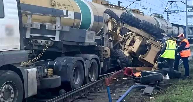 ЧП на железной дороге: товарный поезд протаранил грузовик на переезде в Борском районе