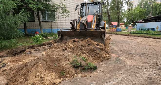 В деле дорожная техника: работы по благоустройству территории дзержинского детского сада идут в плановом режиме