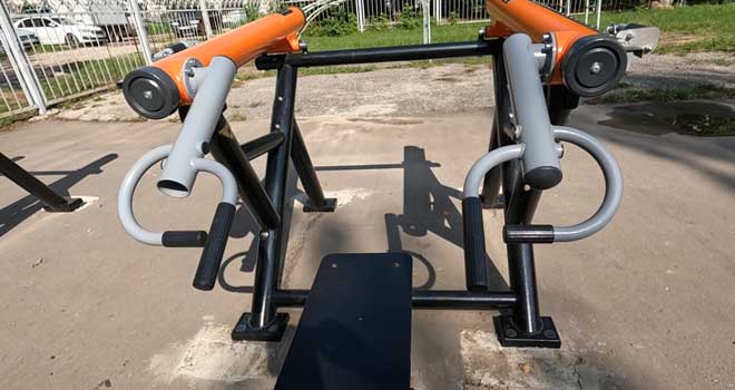 Современная и многофункциональная: завершено строительство спортплощадки в дзержинской школе № 30